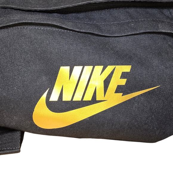 Nike Premium Fanny Pack 8 L Thick Strap Large Swoosh Black Gold Stong Buckle - Picture 2 of 8